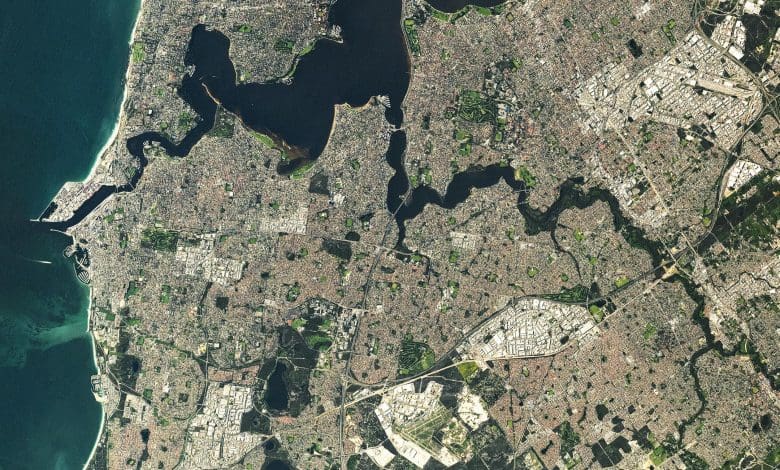 Perth Dari Luar Angkasa: Pemandangan Sungai, Pertumbuhan Perkotaan, dan Harmoni Alam yang Menakjubkan Perth Dari Luar Angkasa: Pemandangan Sungai, Pertumbuhan Perkotaan, dan Harmoni Alam yang Menakjubkan
