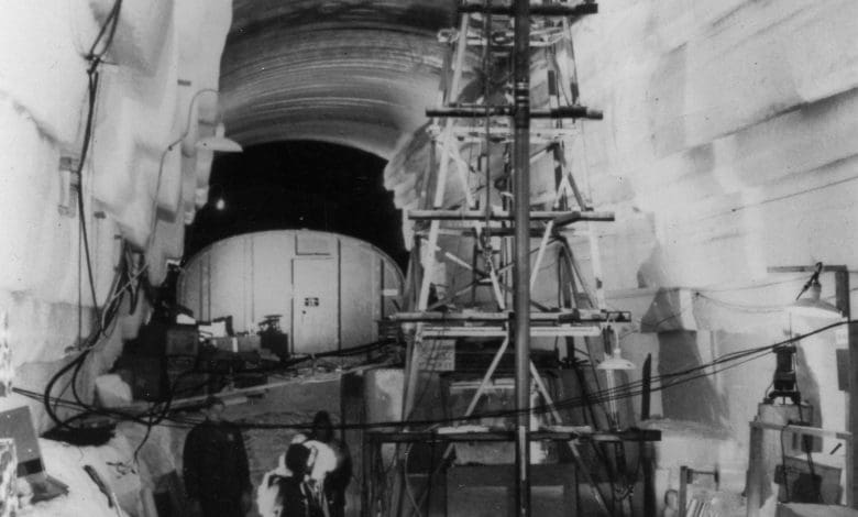 NASA Mengungkap Kota Perang Dingin Tersembunyi yang Terkubur di Bawah Es Greenland NASA Mengungkap Kota Perang Dingin Tersembunyi yang Terkubur di Bawah Es Greenland