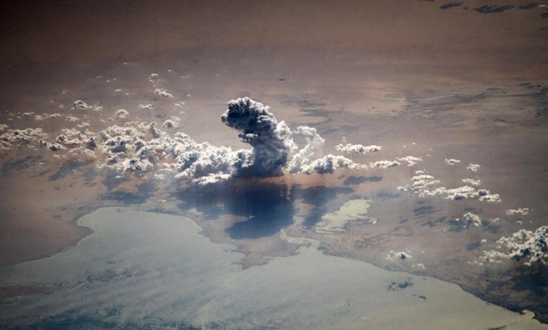 Awan yang menjulang di atas semenanjung Arab yang ditangkap di foto astronot yang menakjubkan Awan yang menjulang di atas semenanjung Arab yang ditangkap di foto astronot yang menakjubkan