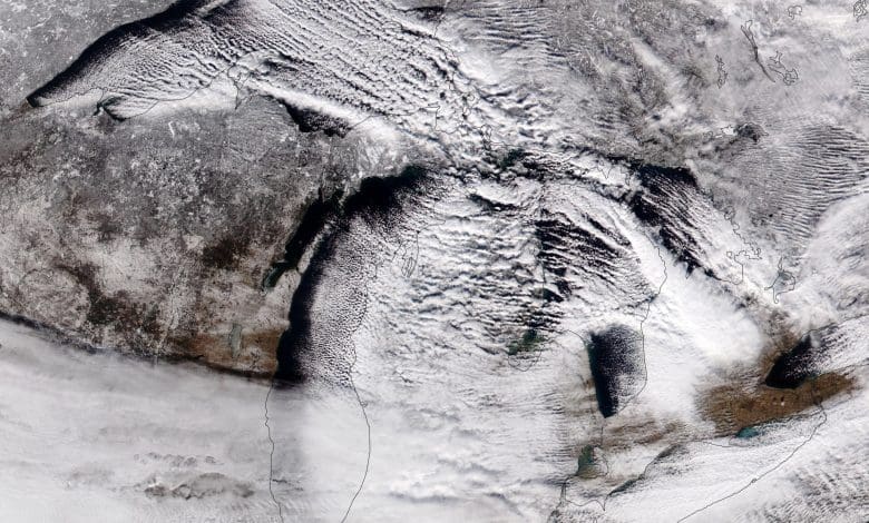 Foto Satelit yang Menakjubkan Menunjukkan Danau Besar yang Terkubur dalam Salju Foto Satelit yang Menakjubkan Menunjukkan Danau Besar yang Terkubur dalam Salju