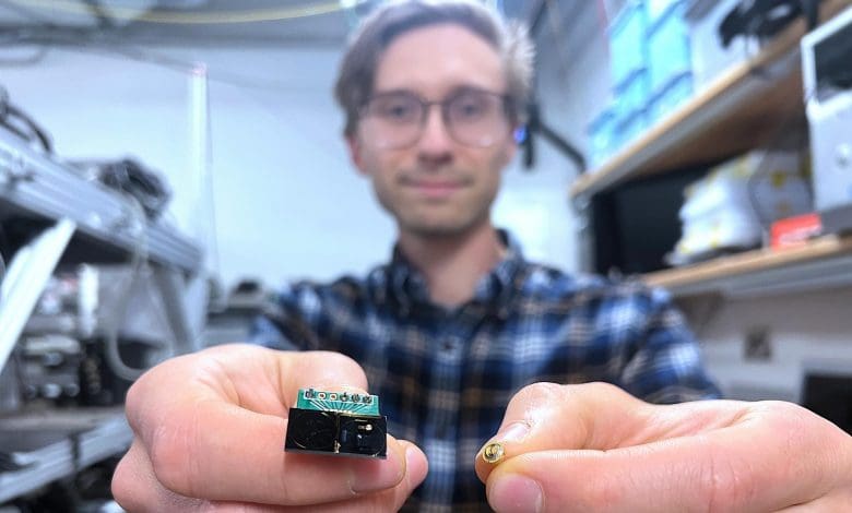 Merevolusi Teknologi Quantum: Laser Seukuran Telapak Tangan Mendobrak Batasan Lab Merevolusi Teknologi Quantum: Laser Seukuran Telapak Tangan Mendobrak Batasan Lab