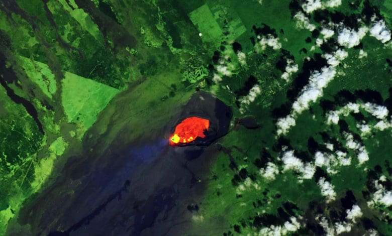 Air mancur lava yang spektakuler melambung lebih dari 250 kaki di Kīlauea Air mancur lava yang spektakuler melambung lebih dari 250 kaki di Kīlauea