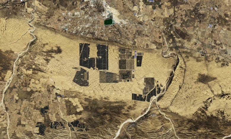 Tembok Besar Surya Tiongkok: Memanfaatkan Matahari Di Jantung “Laut Kematian” Tembok Besar Surya Tiongkok: Memanfaatkan Matahari Di Jantung “Laut Kematian”