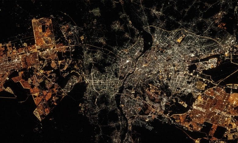 Kairo diterangi: Pemandangan malam yang menakjubkan dari Stasiun Luar Angkasa Internasional Kairo diterangi: Pemandangan malam yang menakjubkan dari Stasiun Luar Angkasa Internasional