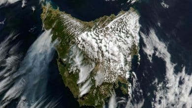 Pulau Inferno: Badai petir kering menyalakan kebakaran hutan yang mengamuk di Tasmania Pulau Inferno: Badai petir kering menyalakan kebakaran hutan yang mengamuk di Tasmania