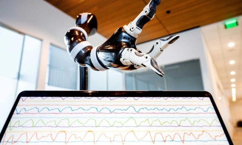 Bukan fiksi ilmiah: pria lumpuh mengendalikan lengan robot hanya menggunakan pikirannya Bukan fiksi ilmiah: pria lumpuh mengendalikan lengan robot hanya menggunakan pikirannya