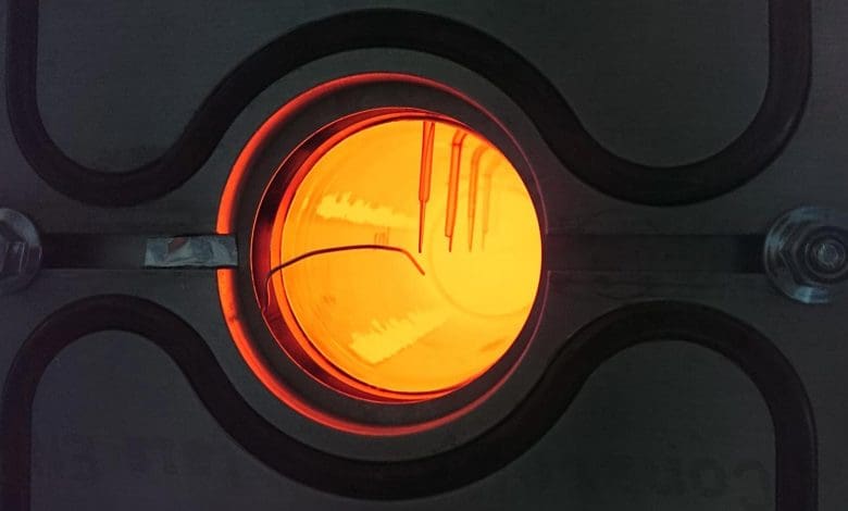 Peleburan Baja Tanpa Bahan Bakar Fosil: Tenaga Surya Mendobrak Batasan 1.000°C untuk Pemanasan Industri