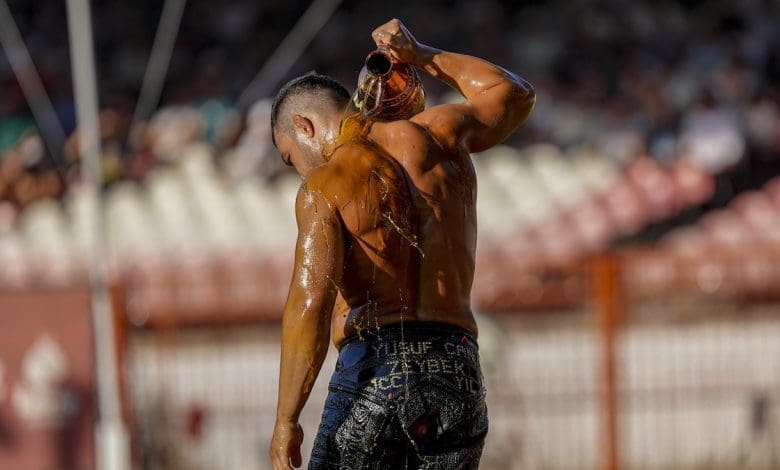 Di dalam Kejuaraan Gulat Minyak Kuno Turki