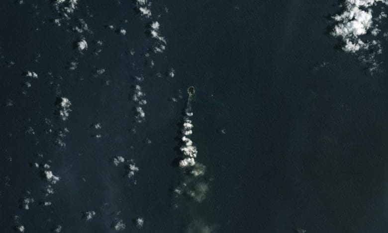 Pulau baru yang berapi -api naik dari laut – dan para ilmuwan sedang menonton