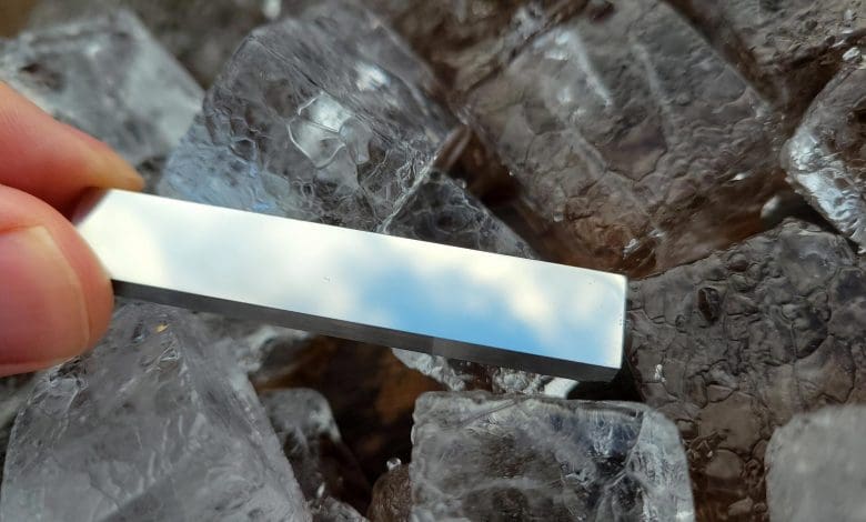 Paduan superelastik tetap kuat dari helium cair menjadi air mendidih, mengubah ruang dan obat