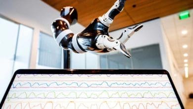 Bukan fiksi ilmiah: pria lumpuh mengendalikan lengan robot hanya menggunakan pikirannya