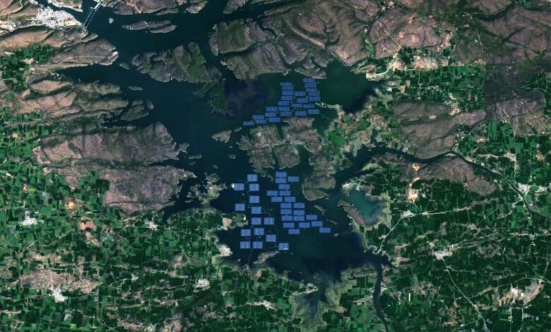 Peternakan surya mengambang India dapat dilihat dari luar angkasa